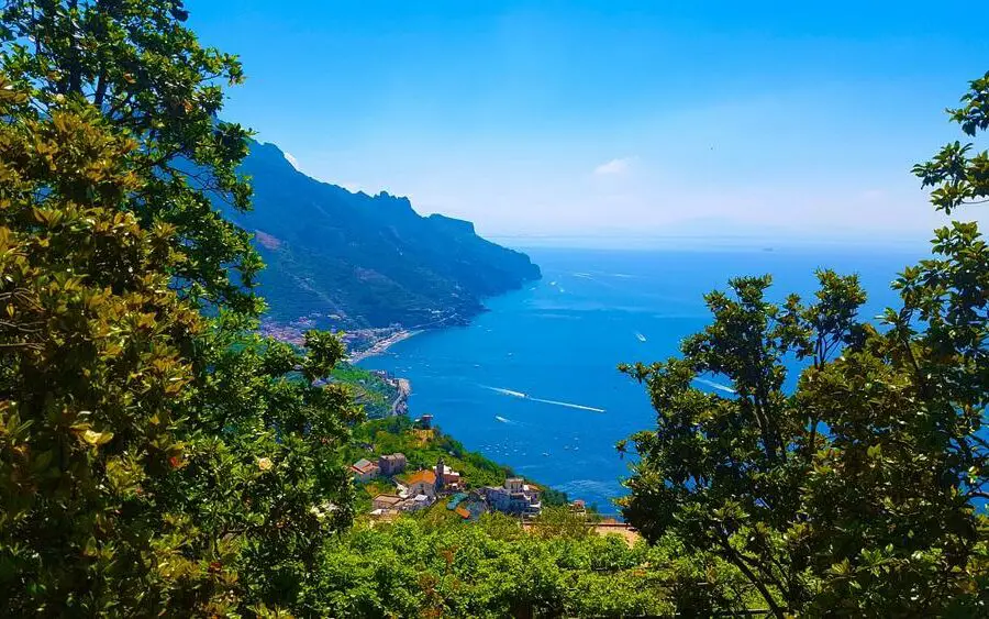 „Odkryj urok Amalfi Coast – raj dla miłośników słońca i morza!”