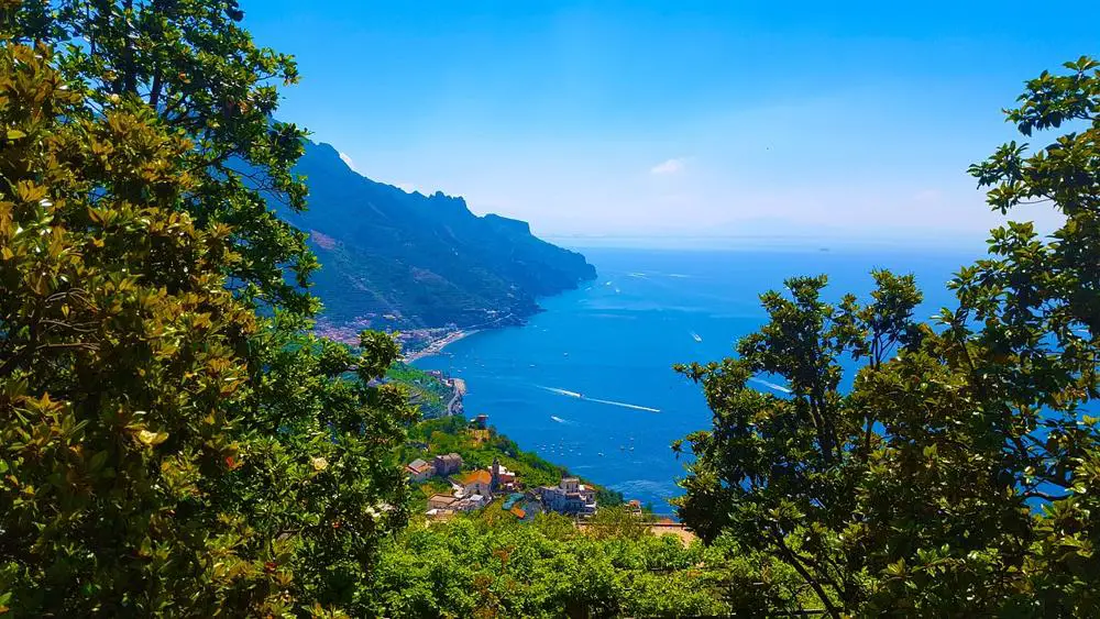 „Odkryj urok Amalfi Coast – raj dla miłośników słońca i morza!”