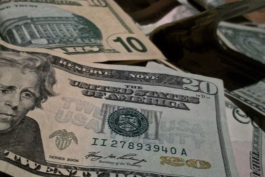 Dzisiejszy kurs dolara amerykańskiego – jaka jest jego aktualna wartość i jakie są prognozy?