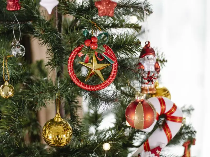 „Znajdź idealną choinkę sztuczną – poradnik dla poszukiwaczy stylowych dekoracji świątecznych”