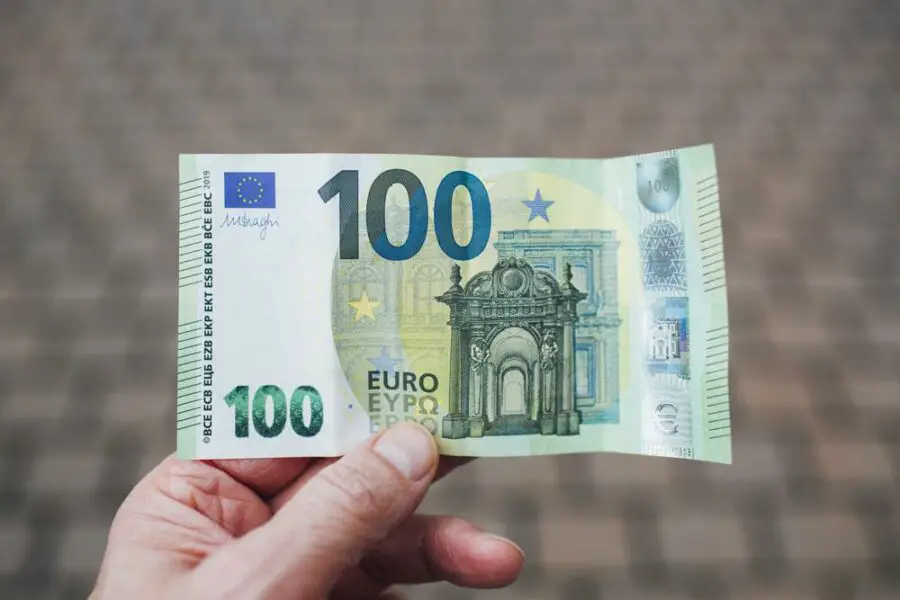Jaka waluta jest używana w Czechach? Sprawdź, jak zapłacić na wycieczce do Czechy!