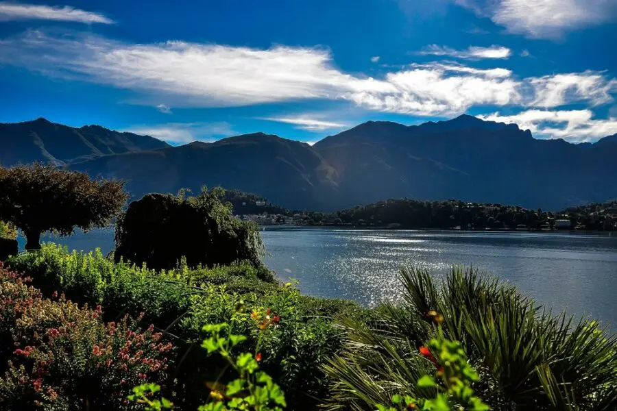 Wybierając się na wakacje, czy warto odwiedzić Jezioro Como czy Garda?