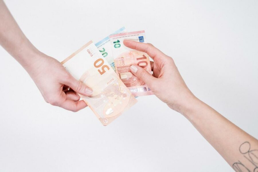 „Lepiej wymieniać dolary czy euro na liry, gdy podróżujesz do Turcji?”