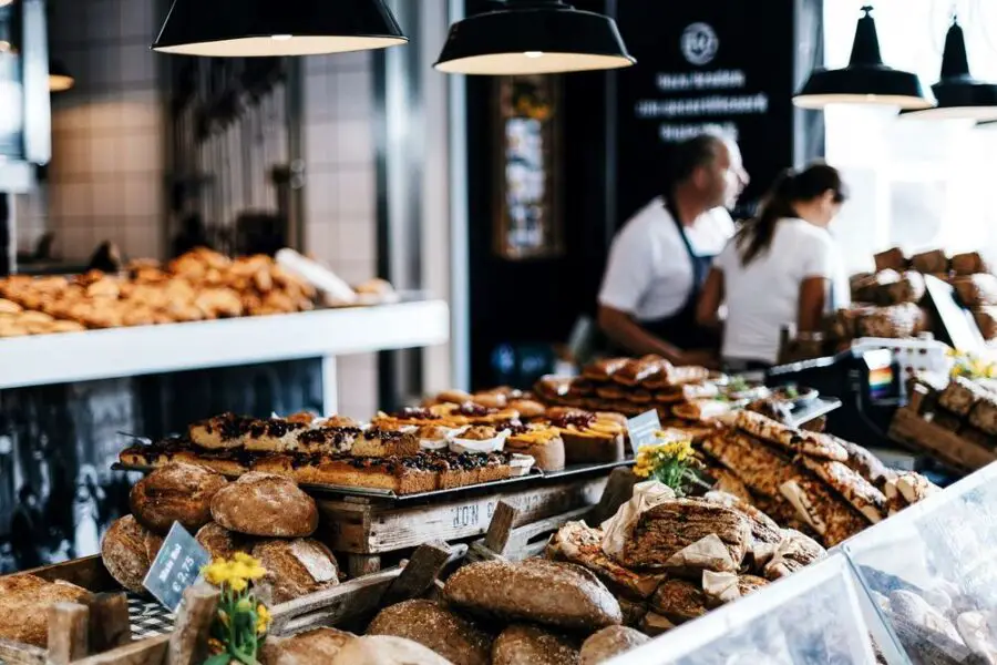 Ceny codziennych zakupów w Czechach: ile zapłacisz za chleb i colę?