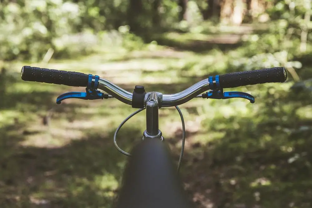 Rady dla skupiających się na zakupie roweru i rolek – na co zwrócić uwagę?