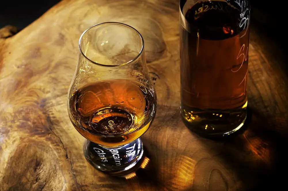 „Czym jest bourbon? Ciekawe fakty i historia tego aromatycznego napoju”