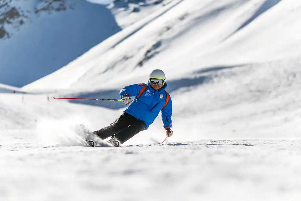 Jak dobrać idealne narty carvingowe: poradnik dla wszystkich narciarzy