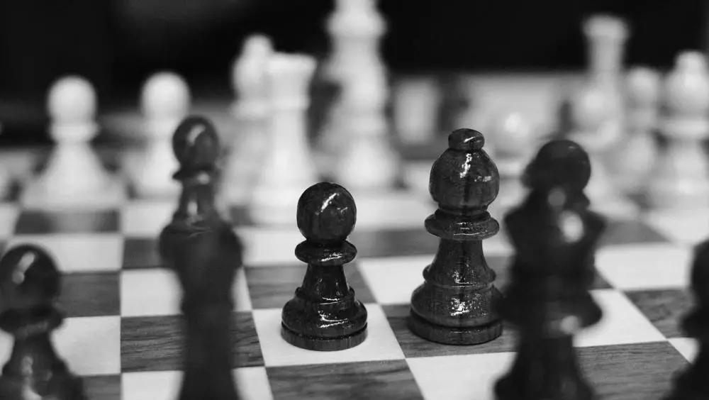 Jakie szachy warto kupić? Poradnik dla początkujących i zaawansowanych graczy
