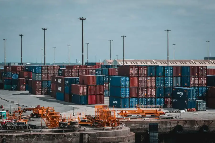 Czym jest cross docking i jak działa? Wprowadzenie do logistyki cross dock 
Cross dock – prosty sposób na szybką i efektywną dystrybucję towarów