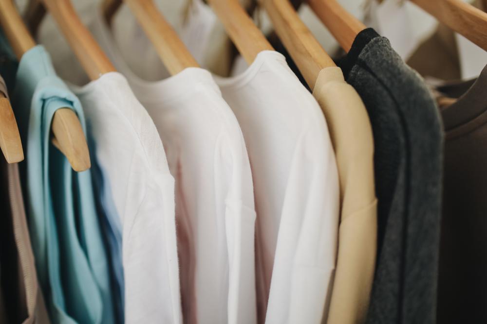 „5 sklepów, gdzie znajdziesz tanie ubrania, które nie zrujnują twojego portfela”