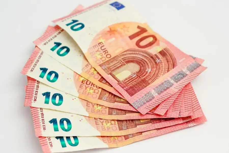 Jaka jest aktualna cena euro i dolarów – sprawdź kursy walut teraz