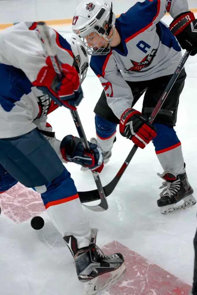 Jak dobrać odpowiednie łyżwy hokejowe: poradnik dla początkujących