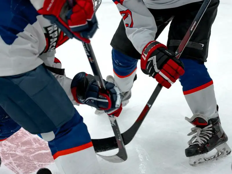 Jak dobrać odpowiednie łyżwy hokejowe: poradnik dla początkujących