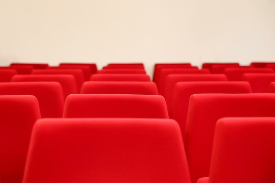 Kino domowe – jaki sprzęt kupić, aby cieszyć się najlepszą jakością obrazu i dźwięku?