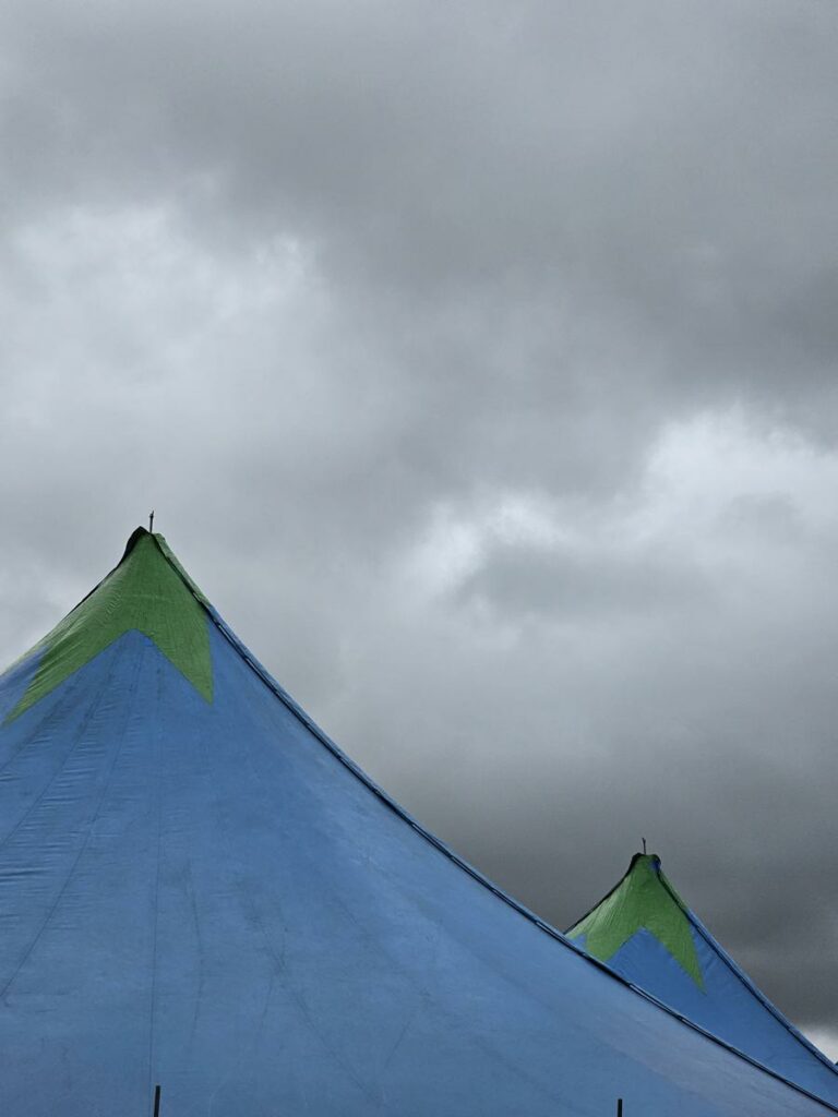 Gdzie i jak kupić namiot – praktyczne wskazówki dla poszukiwaczy ochrony pod gołym niebem