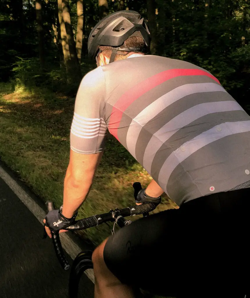 Jak wybrać kask rowerowy – zwracamy uwagę na najważniejsze cechy kasków
