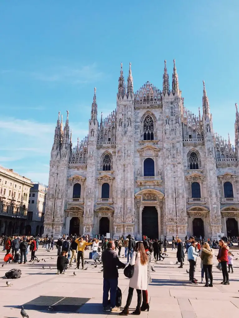 Zakupowe skarby Mediolanu: Co warto kupić w stolicy mody?