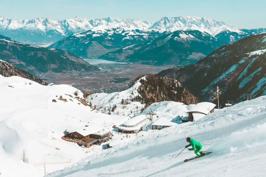 Jak wybrać odpowiednie narty dla początkującego – poradnik dla początkujących narciarzy