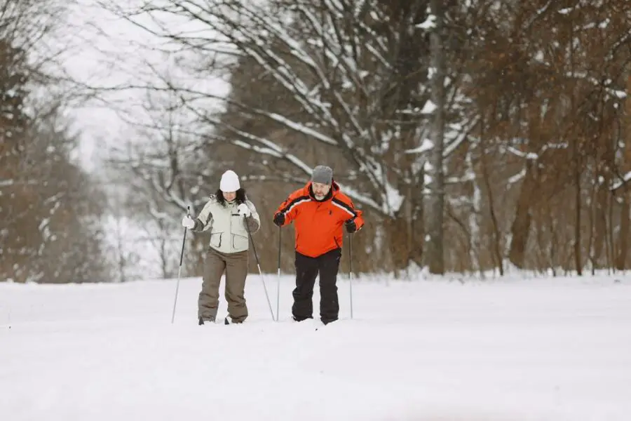 Jak dobrać odpowiednie narty – praktyczne porady dla narciarzy