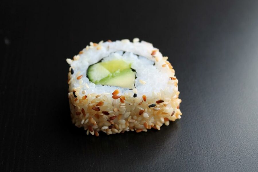 Jak zawijać sushi: praktyczne wskazówki i pomysły na używanie różnych materiałów do zwijania