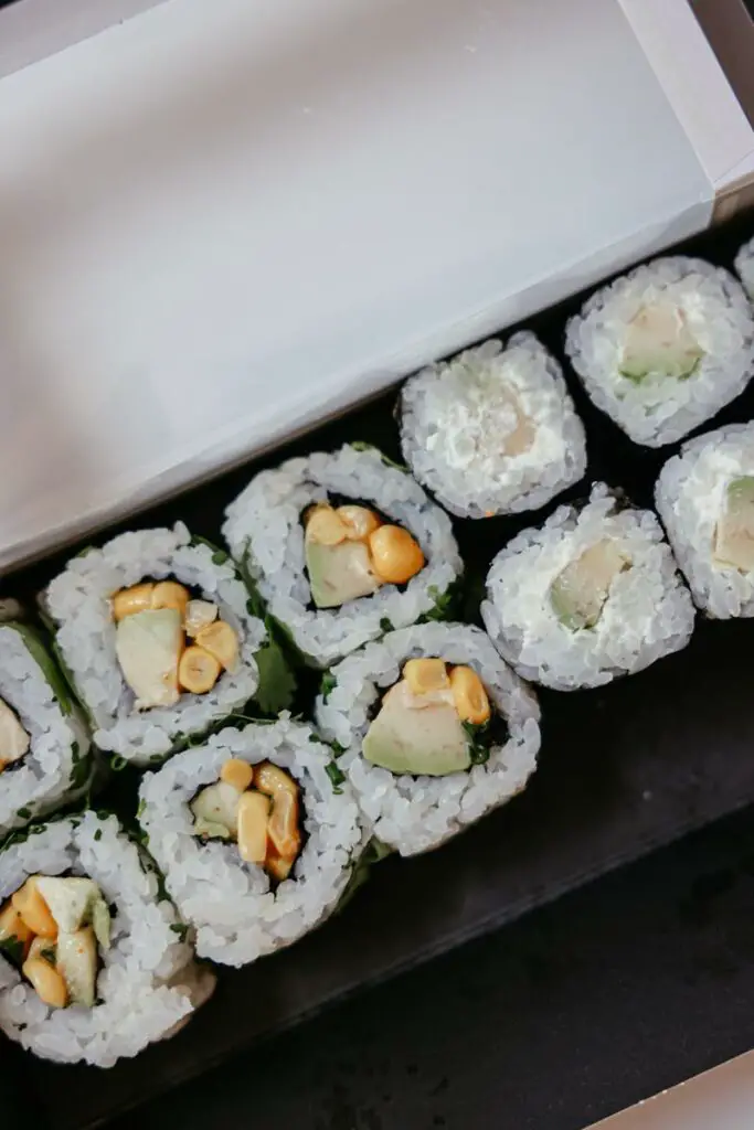 Zaskocz swoich gości – oto kilkanaście pomysłów na sushi z nietypowymi dodatkami