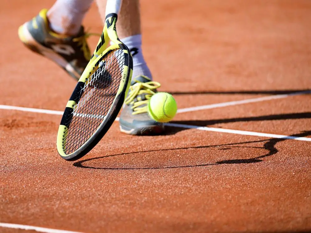 Jak dobrać idealną rakietę tenisową – poradnik dla początkujących i zaawansowanych zawodników