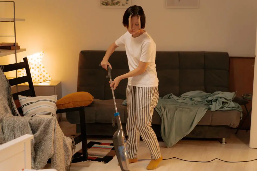 Jak skutecznie czyścić dywan? Praktyczne porady i najlepsze środki czystości
