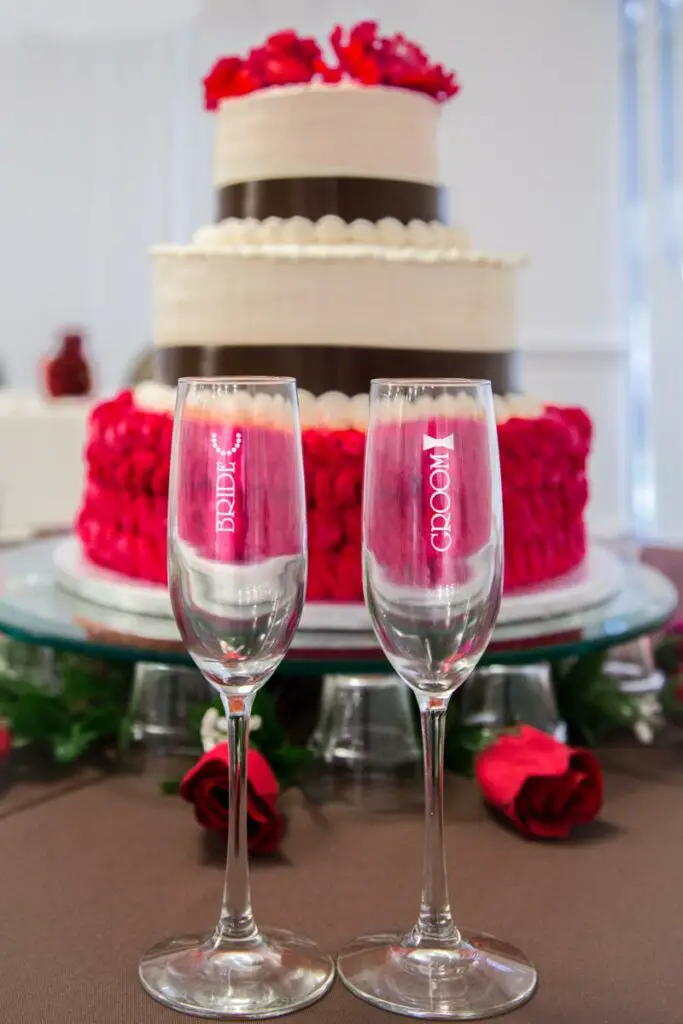 Ile kosztuje i jakie opcje są dostępne dla tortu weselnego na 100 i 150 osób?